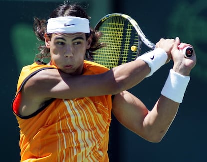 Nadal devuelve una bola de revés durante la final del Master Series Miami 2005, que acabaría perdiendo contra Federer, entonces número 1 del ranking ATP.