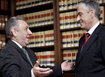 El viceconsejero de Justicia, José Manuel Fínez (a la izquierda), charla con el magistrado Fernando Ruiz Piñeiro.
