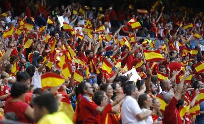 Aficionados de España aplauden antes del partido de fútbol de la Copa del Mundo de clasificación para el Grupo G entre España e Italia en el Estadio Santiago Bernabéu de Madrid.