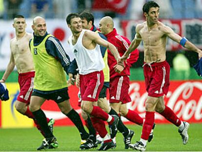 Los futbolistas turcos dan la vuelta olímpica al estadio tras su victoria.