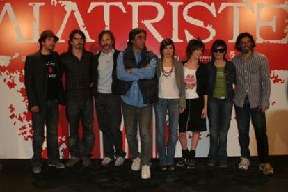 Agustín Díaz Llanes (en el centro) y (de izquierda a derecha) los actores Unax Ugalde, Eduardo Noriega, Viggo Mortensen, Elena Anaya, Pilar López de Ayala, Blanca Portillo y Enrico Loberso, ayer en Sevilla.