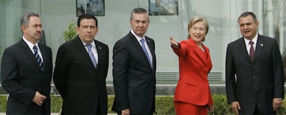 La secretaria de Estado Hillary Clinton, junto al secretario de Seguridad Pública mexicano Gerardo García Luna, durante una visita a la sede de la Policía Federal de México.