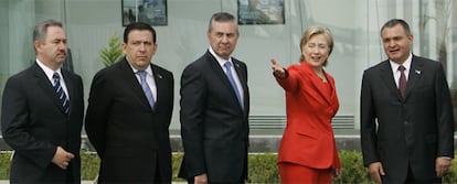 La secretaria de Estado Hillary Clinton, junto al secretario de Seguridad Pública mexicano Gerardo García Luna, durante una visita a la sede de la Policía Federal de México.