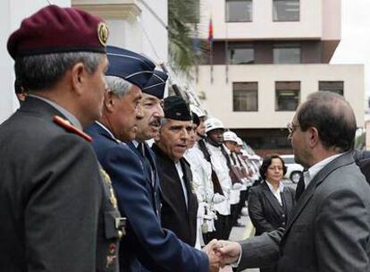 El nuevo ministro de Defensa  saluda a la cúpula militar.