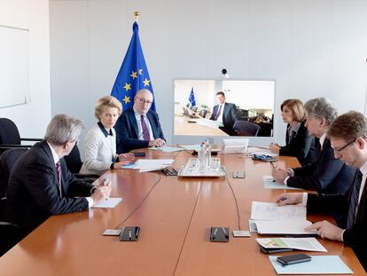 La presidenta de la Comisión, Ursula von der Leyen, reunida con los comisarios que gestionan la crisis del coronavirus.