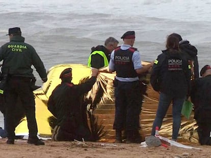 La policía recoge el cuerpo de un hombre que fue arrastrado por las lluvias hasta Caldes d'Estrac.