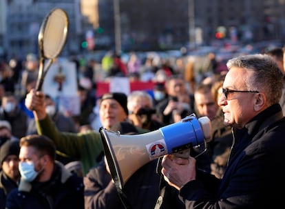 Srdjan, padre de Djokovic, protesta con un megáfono frente al Parlamento serbio.