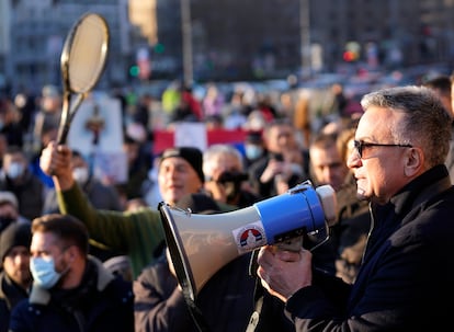  Srdjan, padre de Djokovic, protesta con un megáfono frente al Parlamento serbio.