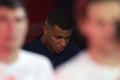  Kylian Mbappe (centro), concentrado en el túnel de vestuarios antes de jugar el partido frente a Dinamarca. 