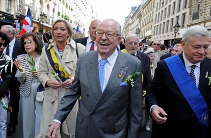 Jean-Marie Le Pen, encabeza su última marcha de celebración del Primero de Mayo antes de entregar las riendas del partido a su hija Marine Le Pen, en 2011.