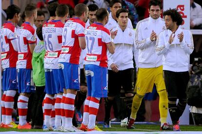 Los jugadores del Granada hacen el pasillo a los jugadores del Madrid.