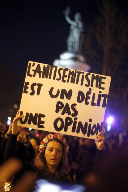 "El antisemitismo es un delito, no una opinión" se puede leer en un cártel escrito en francés, mostrado entre la multitud concentrada en la Plaza de la República. 