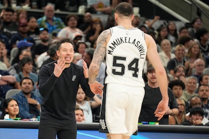 El entrenador de los San Antonio Spurs habla con Sandro Mamukelashvili (54) durant eel segundo cuarto del partido ante los New York Knicks este miércoles.