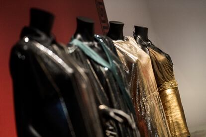 Varios modelos de alta costura de distintos cortes y estilos que se pueden apreciar en la muestra de Versace. “Ponía la tela sobre el cuerpo y creaba el diseño al plegar el paño”, explica a EL PAÍS Karl von der Ahé, uno de los conservadores de la muestra.