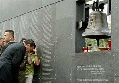 A los actos ha acudido por primera vez una canciller alemán, Gerhard Schröder, que en la foto que inclina ante el muro con los nombres de los 200.000 polacos muertos.