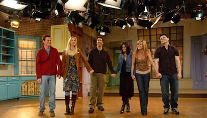 Elenco de 'Friends' se despede do público após gravar o último episódio da série.