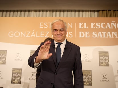 El vicesecretario general institucional del PP, Esteban González Pons, saluda a su llegada a la presentación de su libro ‘El escaño de Satanás’, este miércoles en Madrid.