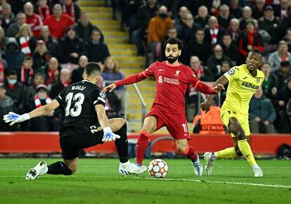 El jugador del Liverpool, Mohamed Salah, trata de marcar frente al portero del Villarreal, Gerónimo Rulli, en Anfield.