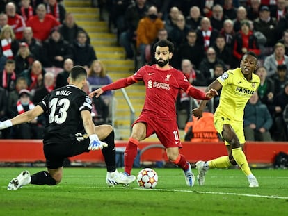 El jugador del Liverpool, Mohamed Salah, trata de marcar frente al portero del Villarreal, Gerónimo Rulli, en Anfield.