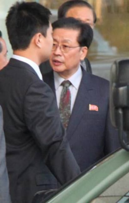 El vicepresidente de la Comisión de Defensa Norcoreana, Jang Song-thaek (d), llega al aeropuerto internacional de Pekín (China). EFE/Archivo