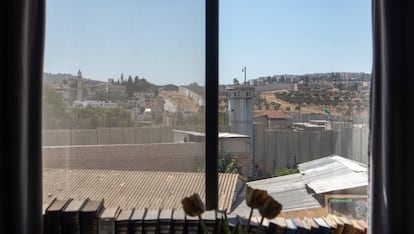 Vistas del muro erigido por Israel desde una habitación de hotel en Belén.