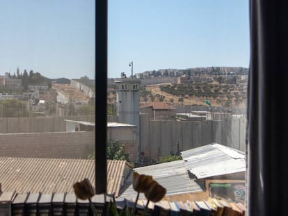 Vistas del muro erigido por Israel desde una habitación de hotel en Belén.