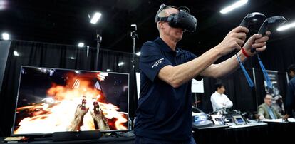 John Cummins, hace una demostraci&oacute;n del dise&ntilde;o DisplayLink XR en el CES de Las Vegas, el 7 de enero de 2018.