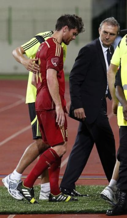 Spain's midfielder and captain Xabi Alonso (l) leaves the pitch after being injured during the FIFA 2014 World Cup friendly Equatorial Guinea vs Spain.