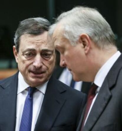El presidente del Banco Central Europeo (BCE), Mario Draghi, (i) conversa con el vicepresidente y responsable de Asuntos Econ&oacute;micos y Monetarios, Olli Rehn.