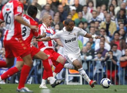 Marcelo se zafa de varios defensores rivales.