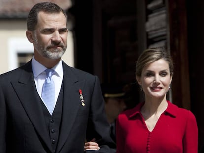 Felip VI i la reina Letícia a la universitat d'Alcalà d'Henares.