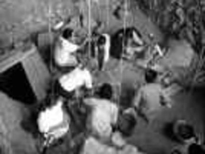 b 36044 (26/Jul/00) -color- Excavaciones y visitas del "parc de les coves de Serinya", Girona. Foto: Pere Durán