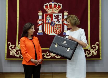 La ministra de Defensa, Margarita Robles, i la seva predecessora, María Dolores de Cospedal.