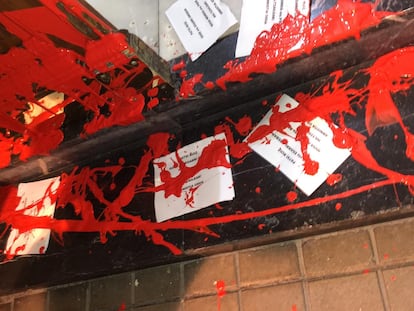 Imagen de la pintura roja y los panfletos 'abertzales' en la puerta de Idoia Mendia.