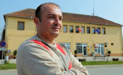 Yasmin Budinsky, vicealcalde de Tovarnik, ante el Ayuntamiento de la localidad.