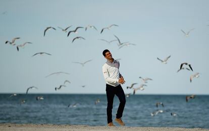 El serbio Novak Djokovic celebra su victoria en el Masters de Miami en Cayo Vizcaino, Florida.