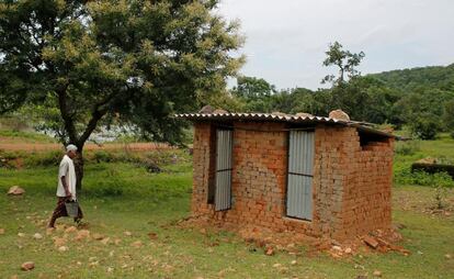 Un hombre acude a un baño público en Ranamatiya, en la región india de Chhattisgarh.