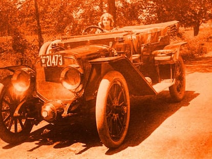 En la década de los diez era poco habitual ver conducir a mujeres, pero también a hombres. No había demasiados coches por las calles. Florence Lawrence no solo los usaba, sino que quiso perfeccionarlos.