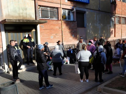 Desahucio de una familia en el barrio de Ciutat Meridiana de Barcelona, en enero pasado. Habían ocupado una vivienda después de que les echaran de otro piso al no poder pagar el alquiler.