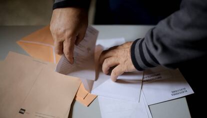 Un hombre introduce el voto en un sobre en las elecciones generales del 10 de noviembre.