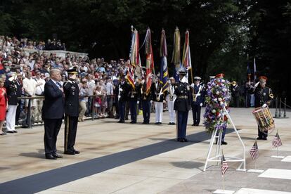 Donald Trump en el Cementerio de Arlington durante la ceremonia de conmemoración, este lunes.