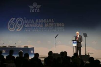 El director general y consejero delegado de la Asociación Internacional del Transporte Aéreo (IATA), Tony Tyler, interviene hoy durante la 69 asamblea anual de la IATA celebrada en Ciudad del Cabo, Sudáfrica.