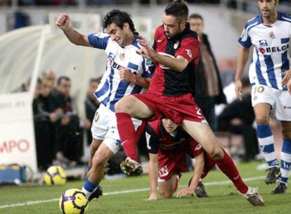 Bueno pelea con un defensa del Real Unión, junto a Rivas (derecha) y Prieto.