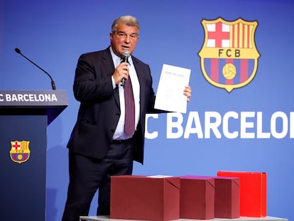 El presidente del Barcelona, Joan Laporta, mostraba el lunes un documento durante la rueda de prensa.