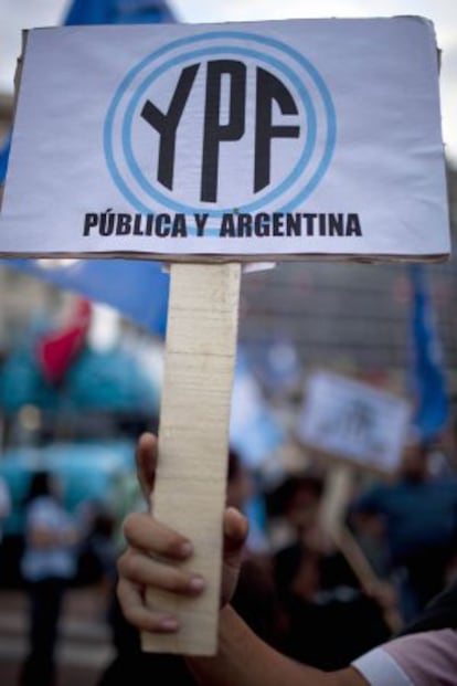 Manifestación en apoyo a la expropiación de YPF en Buenos Aires.