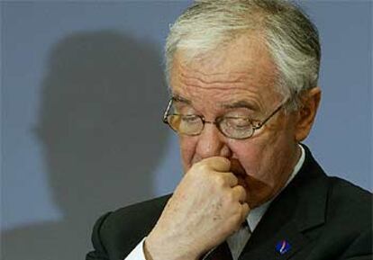 El ministro alemán de Transportes, Manfred Stolpe, durante la rueda de prensa de ayer en Berlín.