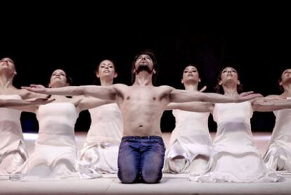 Joaquín Cortés durante una representación de su espectáculo <i>Calé,</i> en el Nuevo Teatro Alcalá.