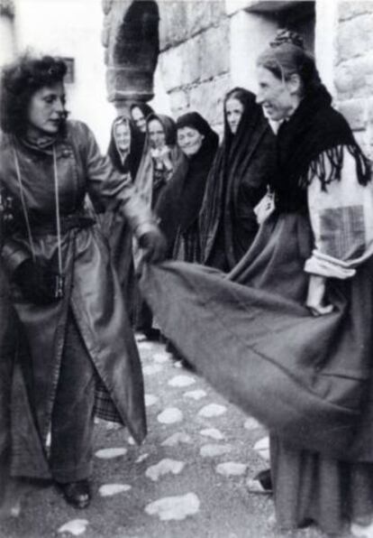 Riefenstahl junto a extras gitanas en el rodaje de 'Terra Baixa'.