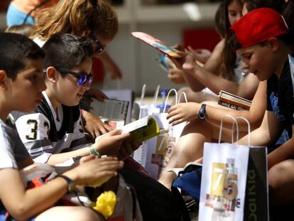 Un grupo de ni&ntilde;os con sus compras en la 75&ordm; edici&oacute;n de la Feria del Libro de Madrid.