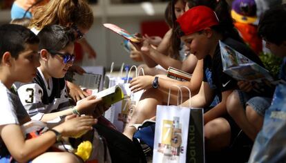 Un grupo de niños con sus compras en la 75º edición de la Feria del Libro de Madrid.